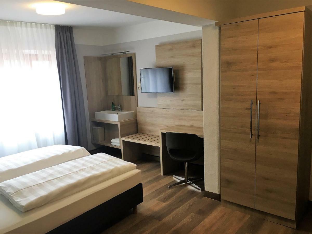 Eberl Hotel Pension Muenchen Feldmoching Екстериор снимка
