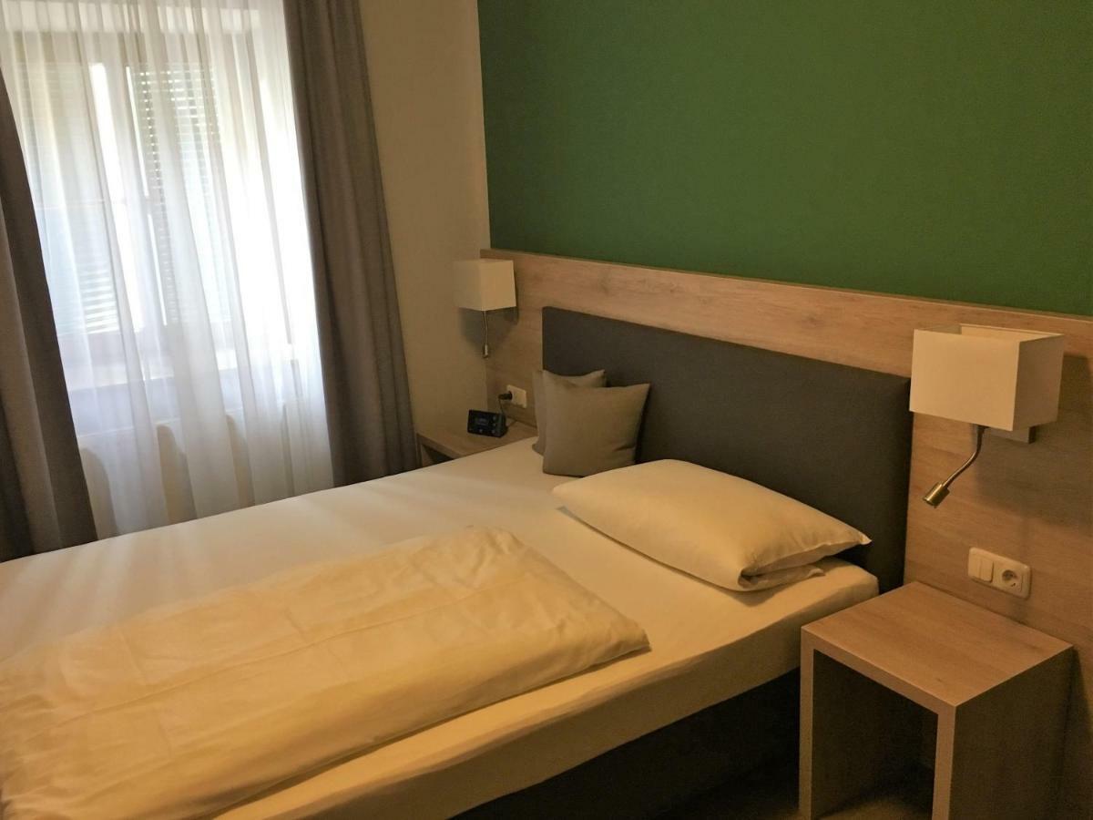 Eberl Hotel Pension Muenchen Feldmoching Екстериор снимка